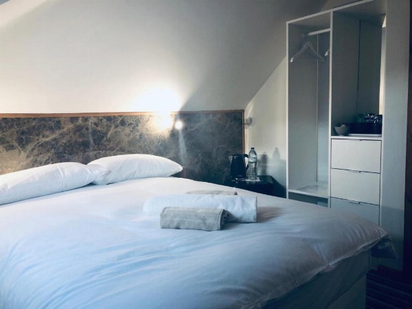 The Six Bells Hotel image 7